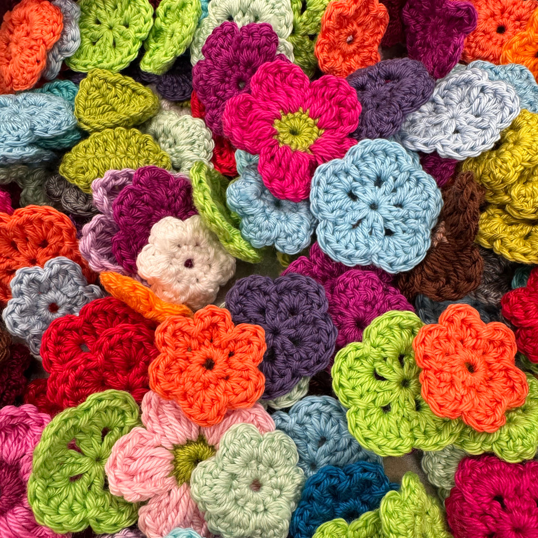 10 Stück gehäkelte Blumen MIX