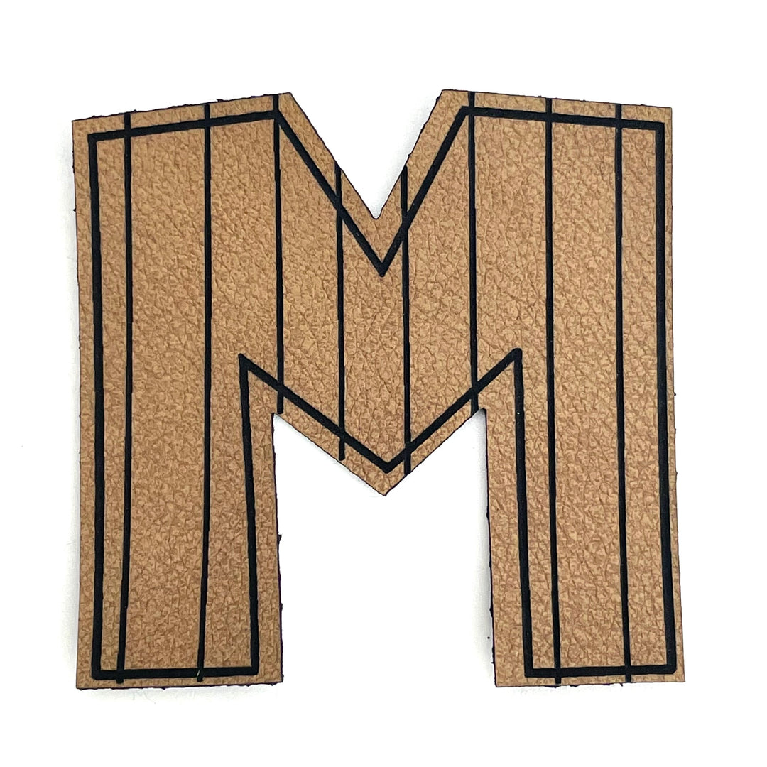 1 Kunstlederlabel Buchstabe "M" - Braun