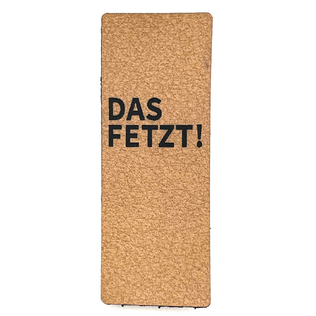 1 Kunstlederlabel "DAS FETZT!" - Braun