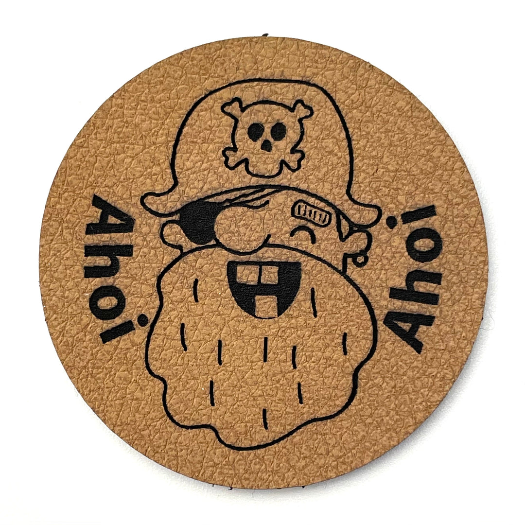 1 Kunstlederlabel "AHOI" - Braun