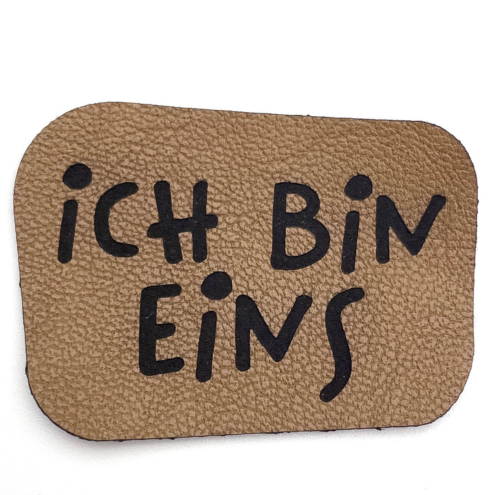 1 Kunstlederlabel "Ich bin Eins" - Braun
