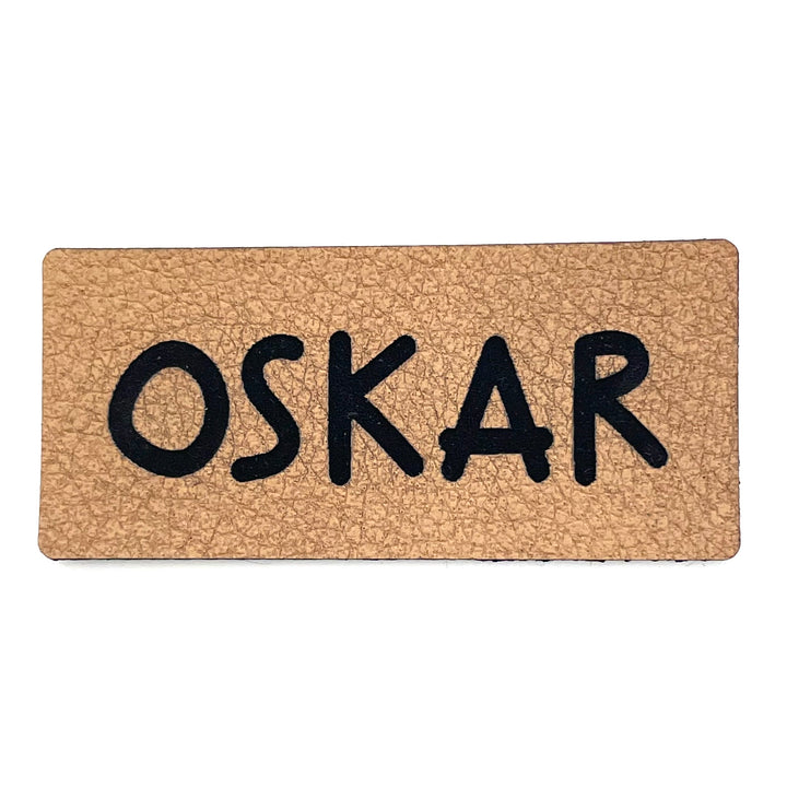 10 Kunstlederlabel „Oskar" - braun