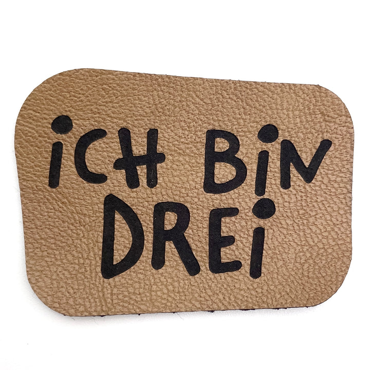1 Kunstlederlabel "Ich bin Drei" - Braun
