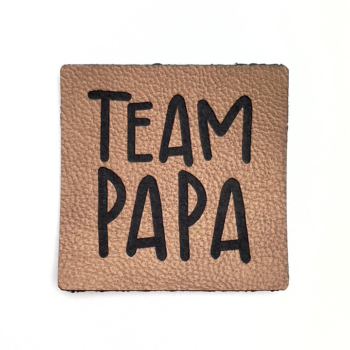 1 Kunstlederlabel "Team Papa" - Braun